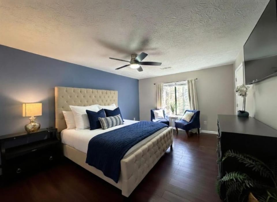 Game Room! King Bed! Near ATL! Fenced Yard w Deck BBQ House in Tucker