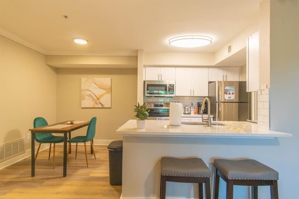 Boulevard Stays Luxury 1BR King Suite Parking Pool Apartment in Arlington