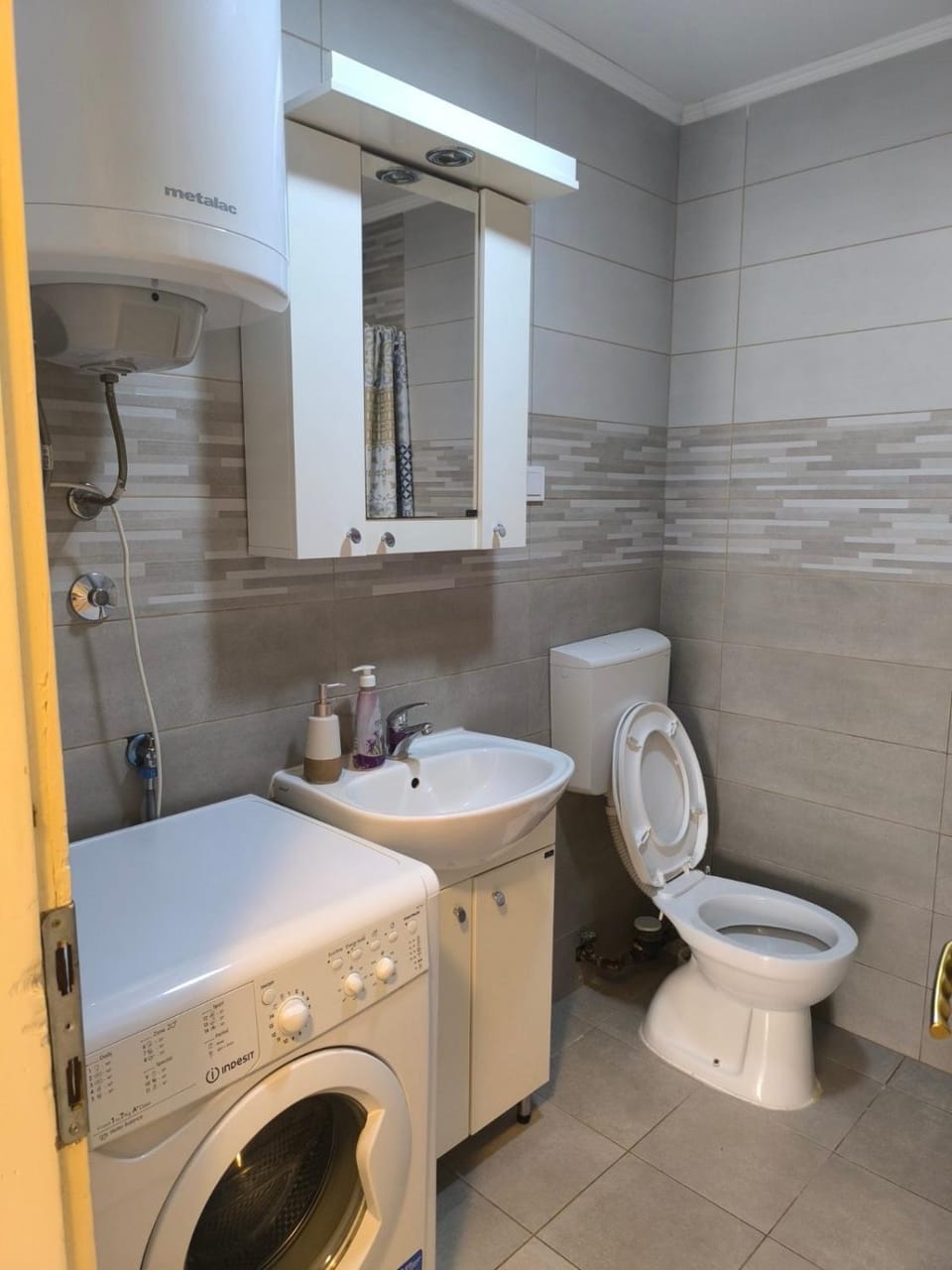 Toilet, Bathroom, Bath, towels, washing machine