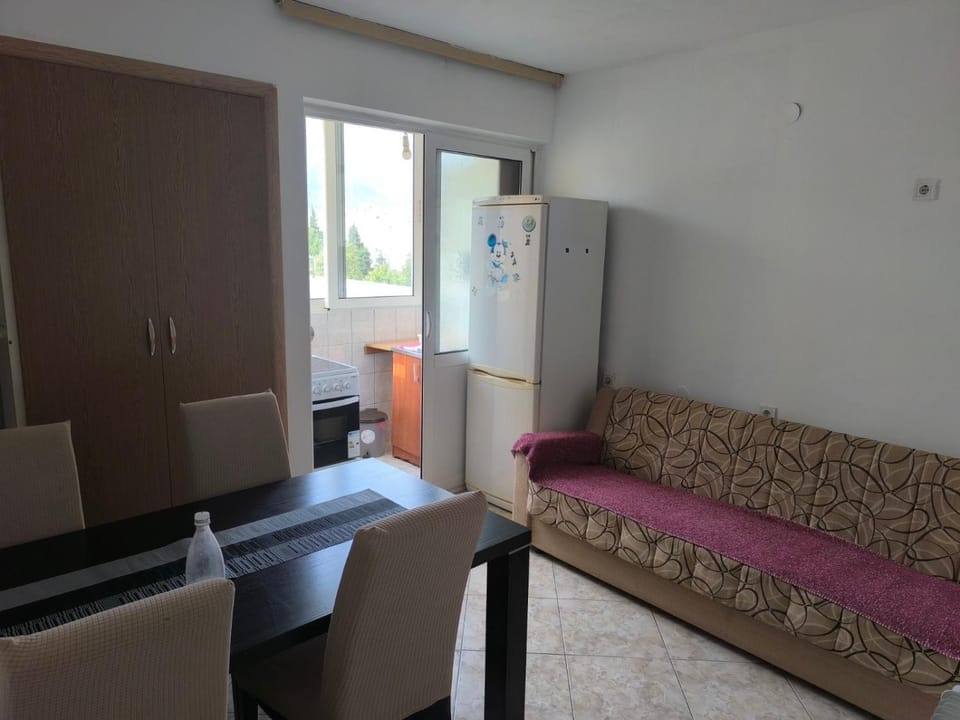 Bed, Kitchen or kitchenette, Photo of the whole room, Seating area, Dining area