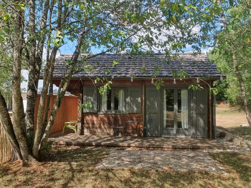 Property building, Spring, Day, Garden