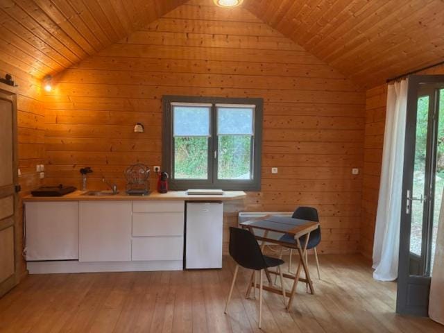 Coffee/tea facilities, Kitchen or kitchenette, Dining area