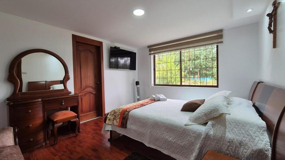 Bed, TV and multimedia, Bedroom