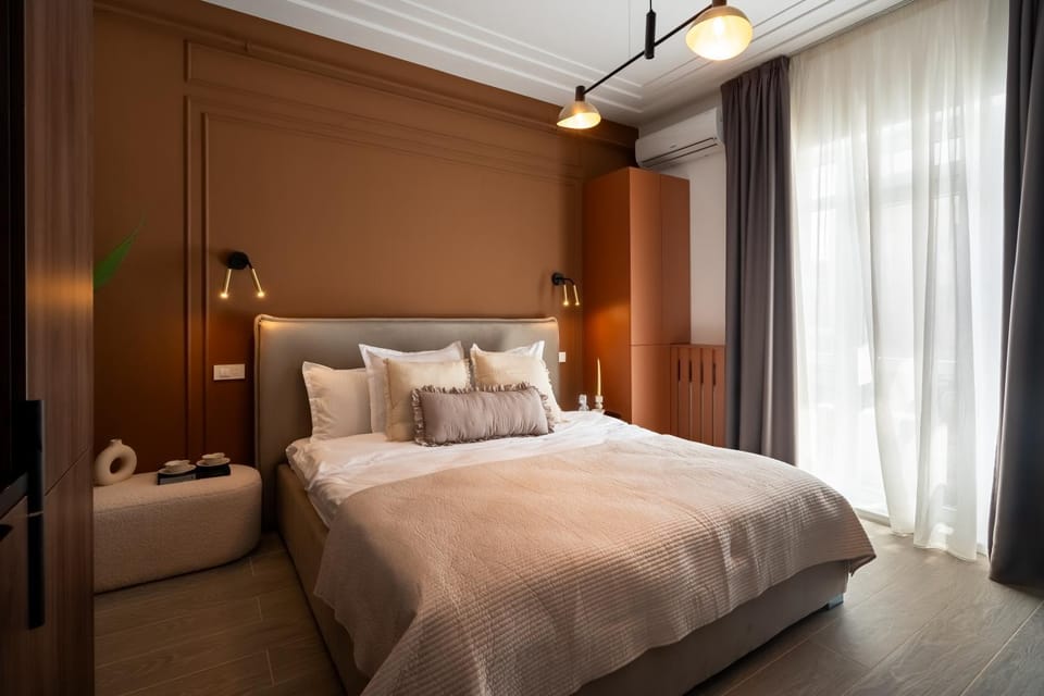 Bed, Photo of the whole room, Decorative detail, Seating area, Bedroom