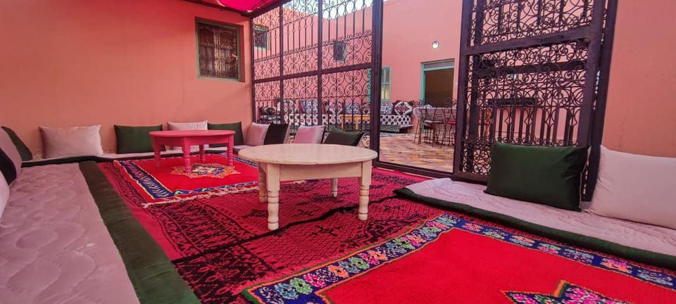 Communal lounge/ TV room, Garden, Living room