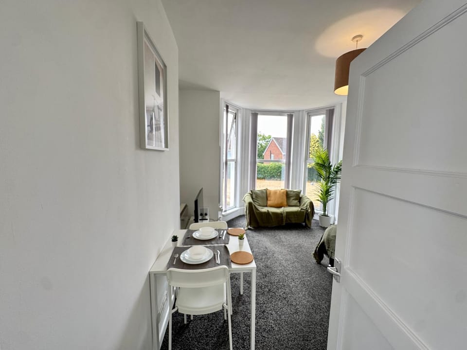 THE SPRINGFIELD SUITE - ONE BEDROOM APARTMENT - KIDDERMINSTER CENTRAL - SLEEPS 3 GUESTS - PARKING INCLUDED - WEST MIDLANDS SAFARI PARK LOCATIOn Apartment in Wyre Forest District