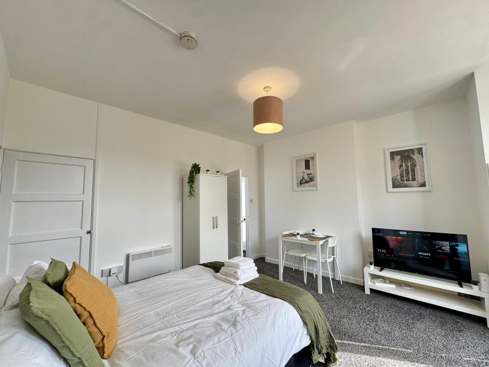 THE SPRINGFIELD SUITE - ONE BEDROOM APARTMENT - KIDDERMINSTER CENTRAL - SLEEPS 3 GUESTS - PARKING INCLUDED - WEST MIDLANDS SAFARI PARK LOCATIOn Apartment in Wyre Forest District