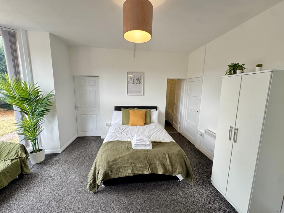 THE SPRINGFIELD SUITE - ONE BEDROOM APARTMENT - KIDDERMINSTER CENTRAL - SLEEPS 3 GUESTS - PARKING INCLUDED - WEST MIDLANDS SAFARI PARK LOCATIOn Apartment in Wyre Forest District