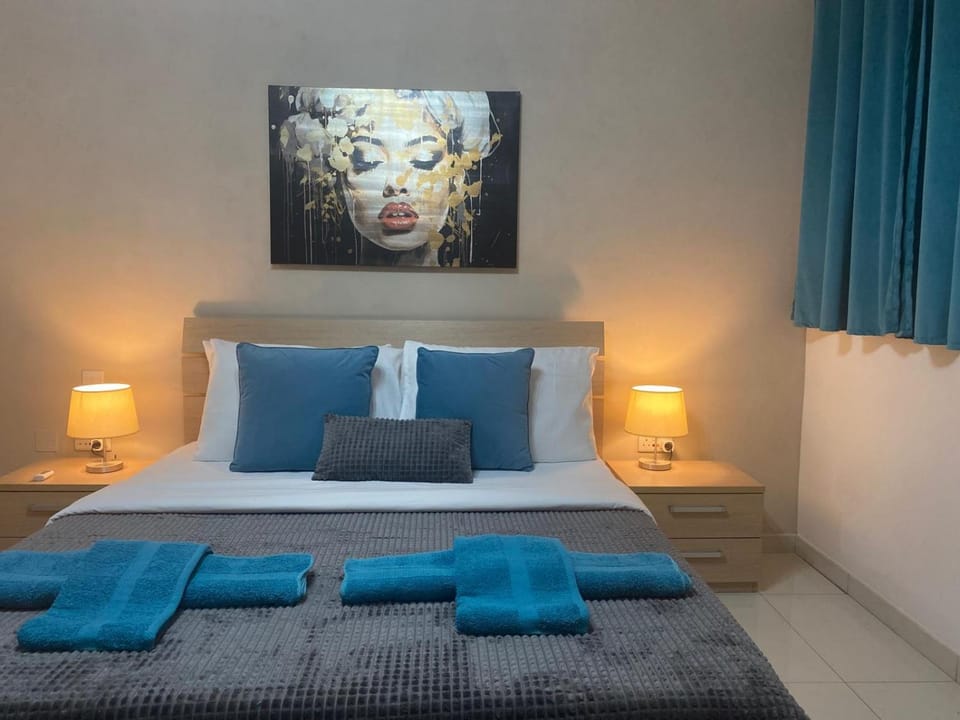 Bed, Photo of the whole room, Bedroom, towels