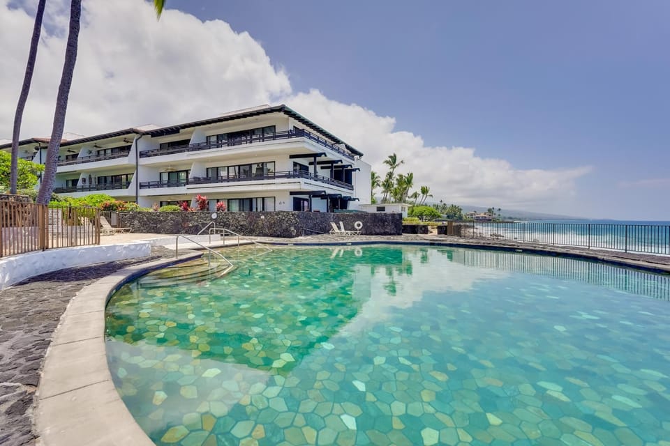 50 Feet to Ocean: Kona Deluxe Ground-Floor Unit! House in Holualoa