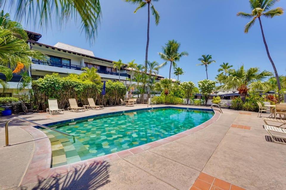 50 Feet to Ocean: Kona Deluxe Ground-Floor Unit! House in Holualoa