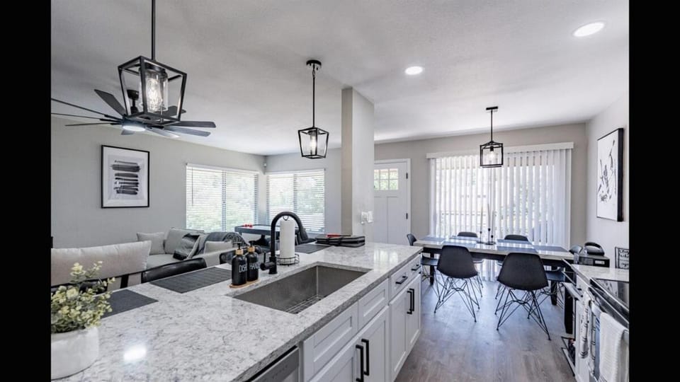 Kitchen or kitchenette, Living room, Seating area, Dining area