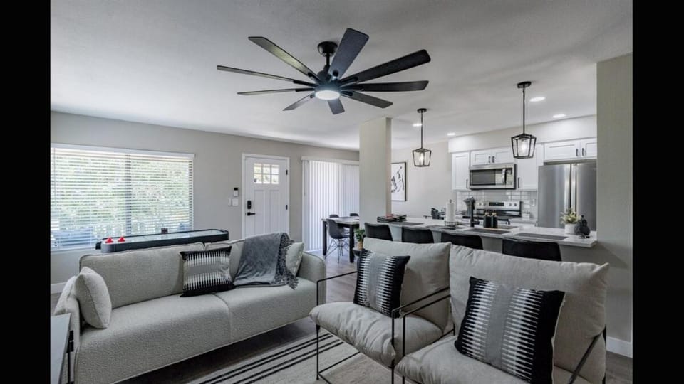 Kitchen or kitchenette, Living room, Seating area, Dining area