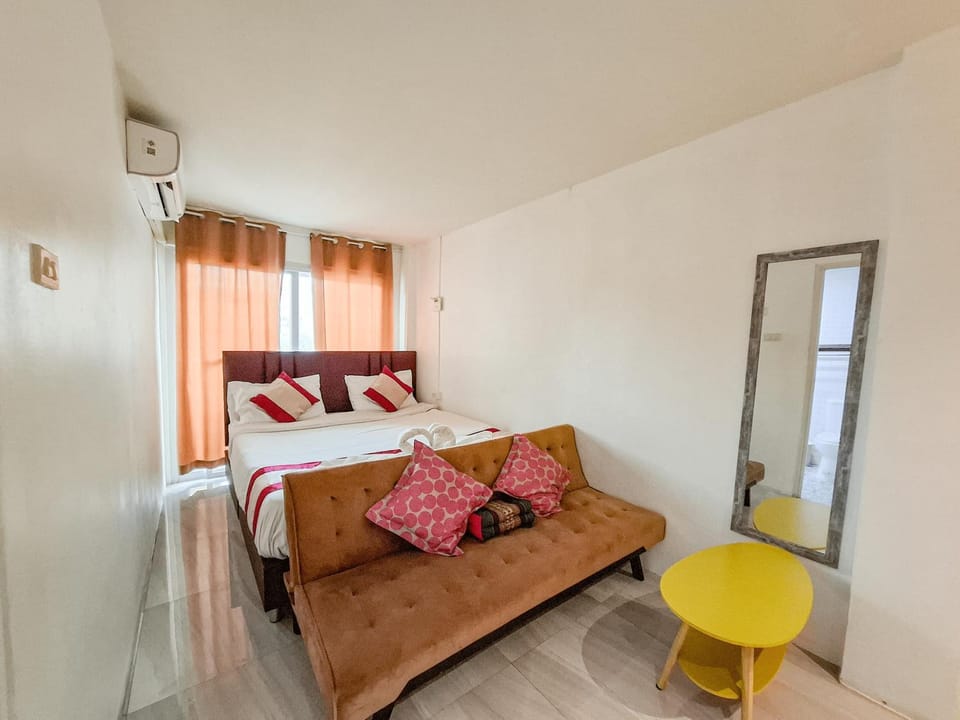 Bed, Photo of the whole room, Seating area, Bedroom