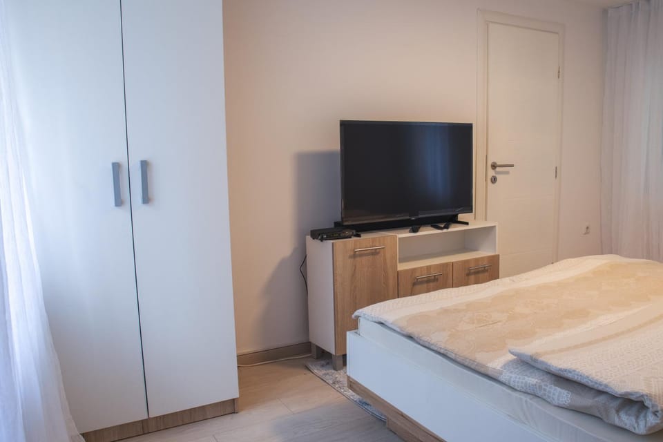 Bed, TV and multimedia, Bedroom, wardrobe