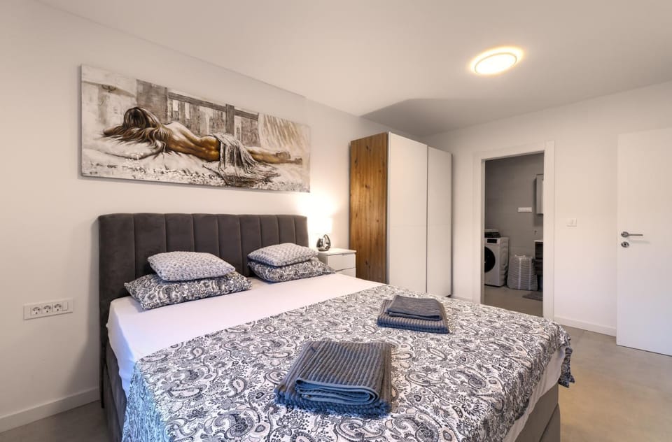 Bed, Photo of the whole room, Bedroom, towels, wardrobe