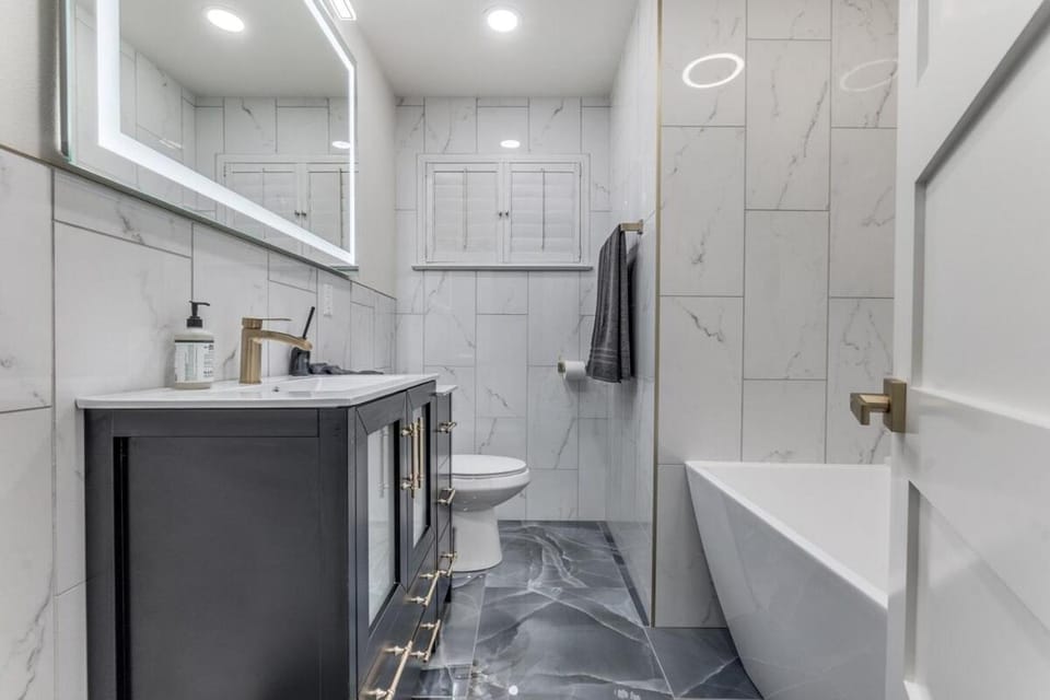 Shower, Toilet, Bathroom, Bath, towels