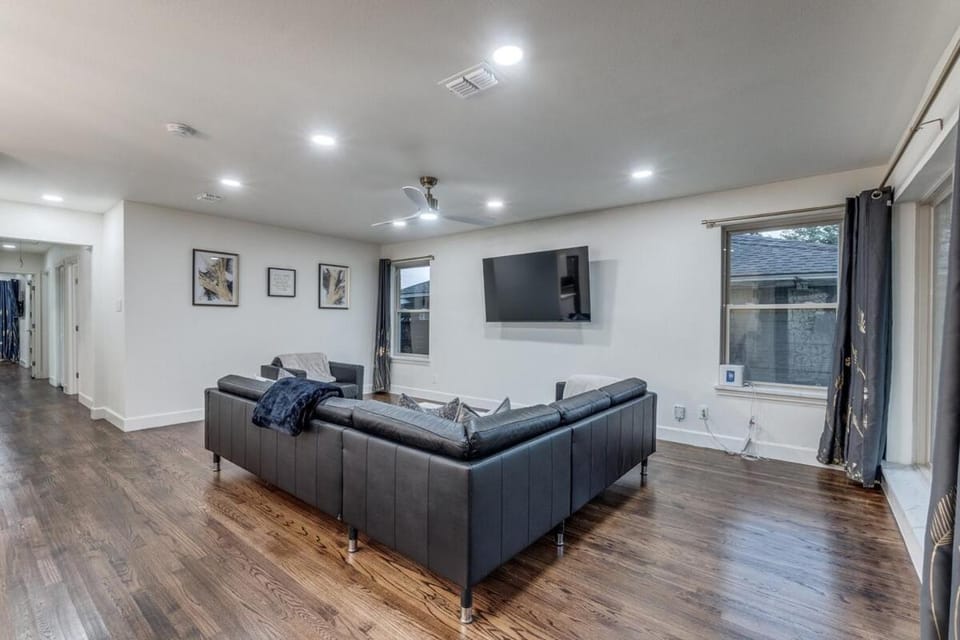 TV and multimedia, Living room, Evening entertainment