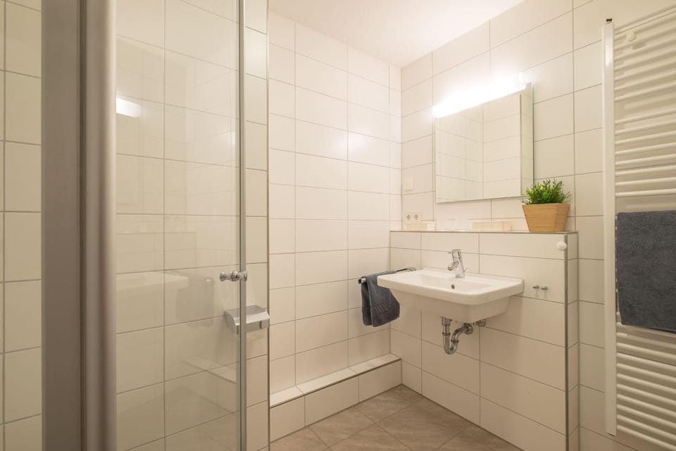 Shower, Bathroom, hair dryier, heating, towels