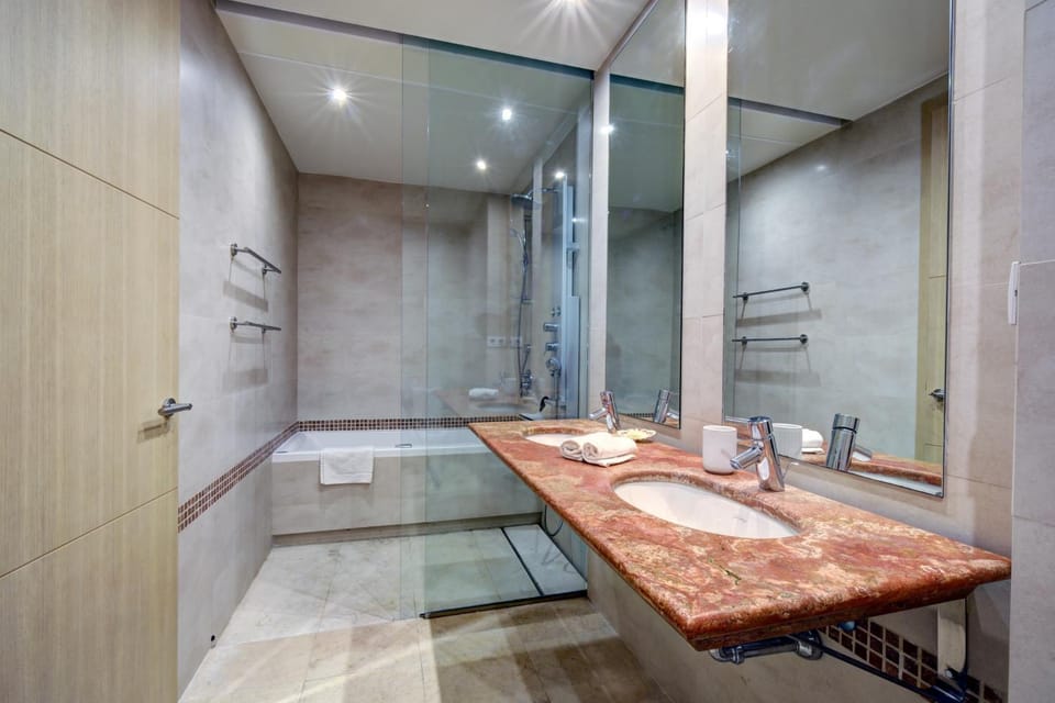 Shower, Toilet, Hot Tub, Bathroom