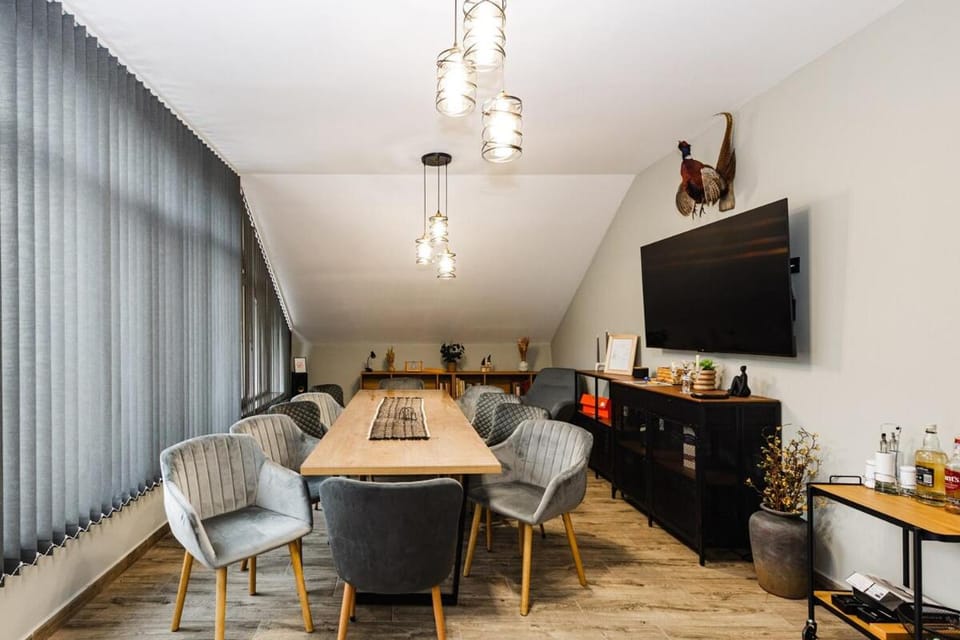 Communal lounge/ TV room, TV and multimedia, Living room, Seating area, Dining area, Evening entertainment