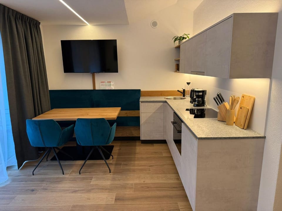 TV and multimedia, Kitchen or kitchenette, Dining area, stove, kitchen