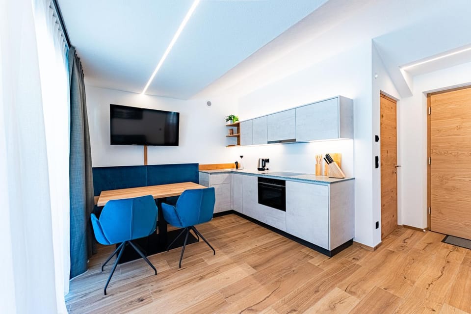 TV and multimedia, Kitchen or kitchenette, Dining area, Food, stove, kitchen
