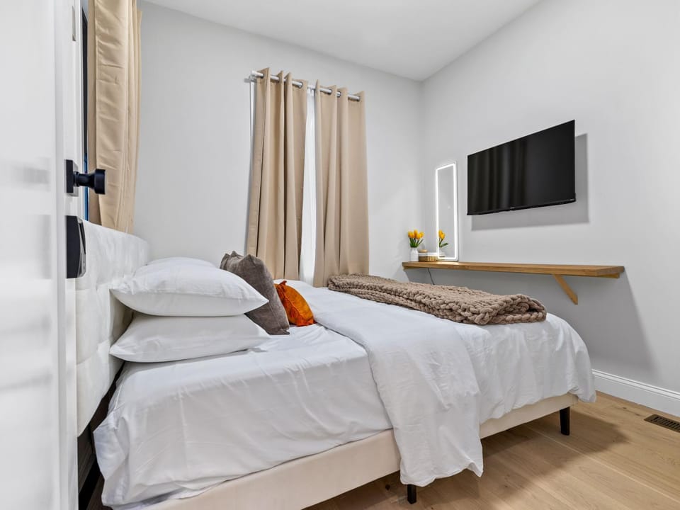 5BR 3BATH 6BEDS Boston Home Apartment in South Boston