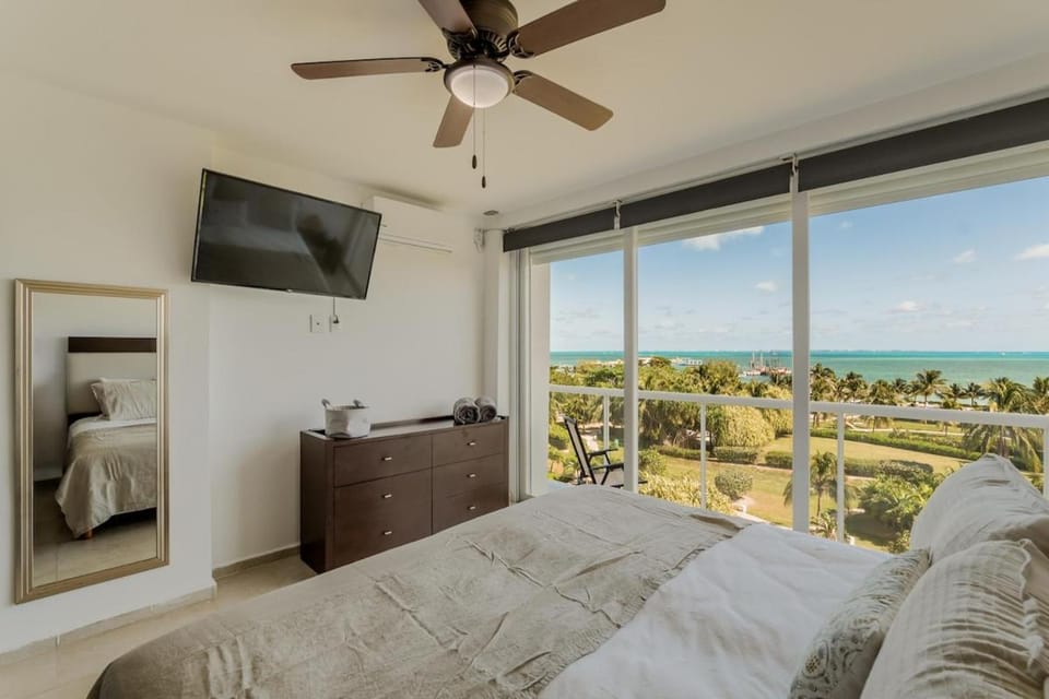 Bed, TV and multimedia, Photo of the whole room, Bedroom, Sea view