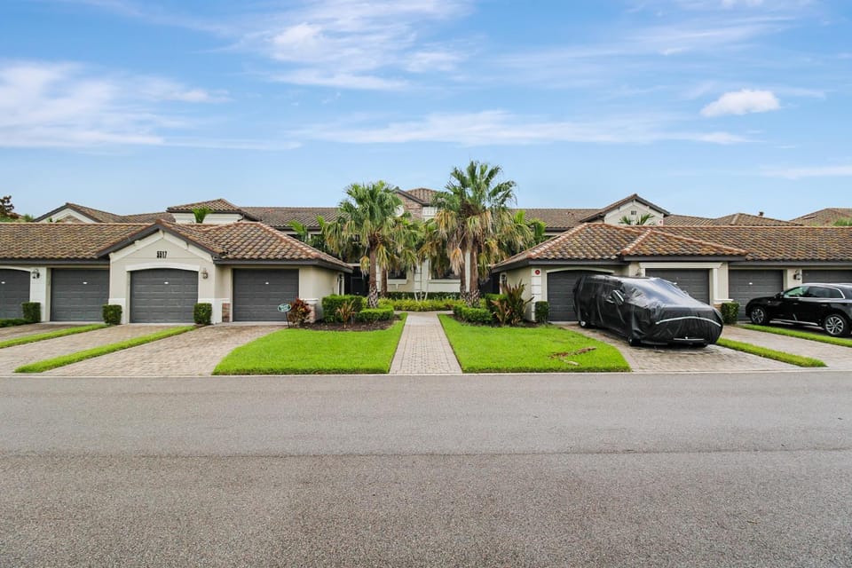 Golfside Escape Golf Course Front Condo House in Florida