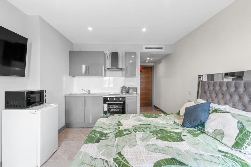 Bed, Kitchen or kitchenette, oven