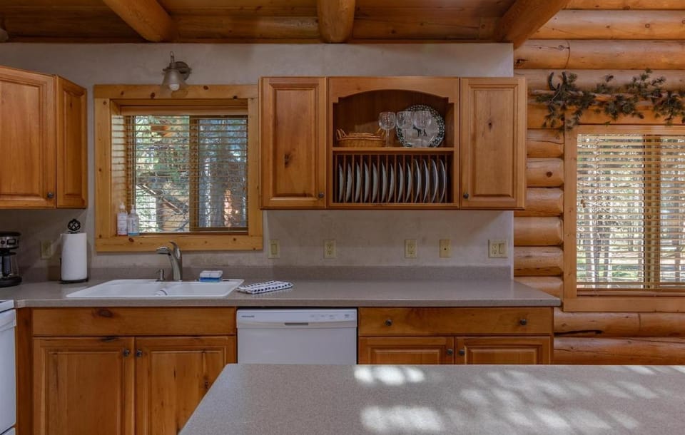 Kitchen or kitchenette, dishwasher