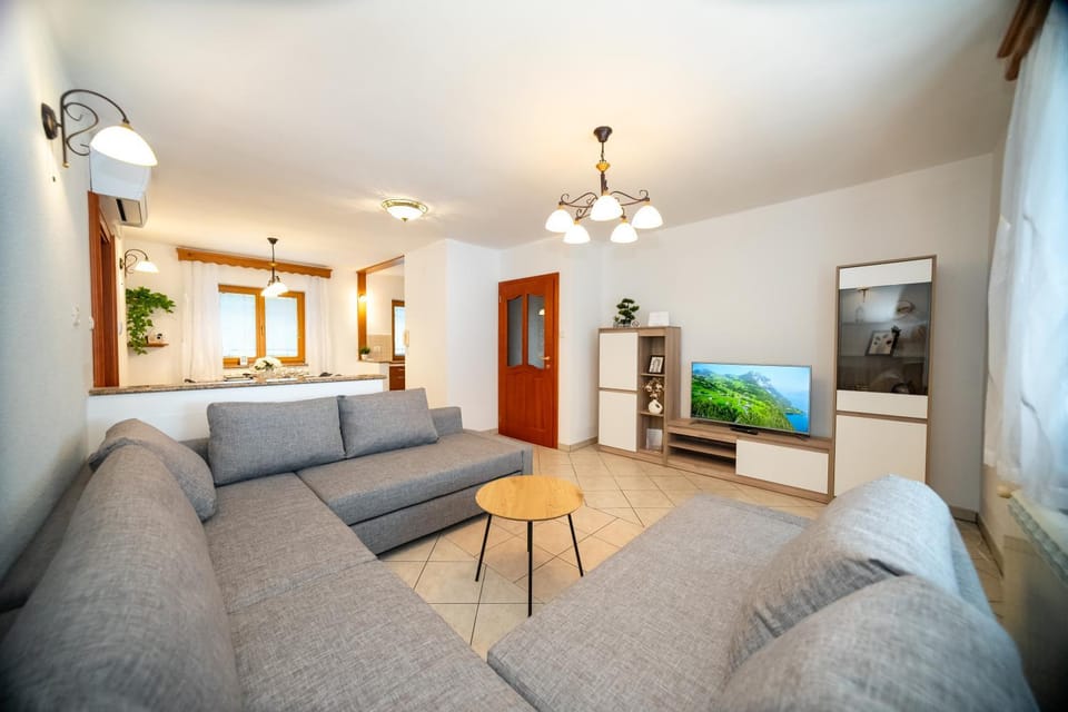 TV and multimedia, Living room, Photo of the whole room, Seating area, furniture, furniture