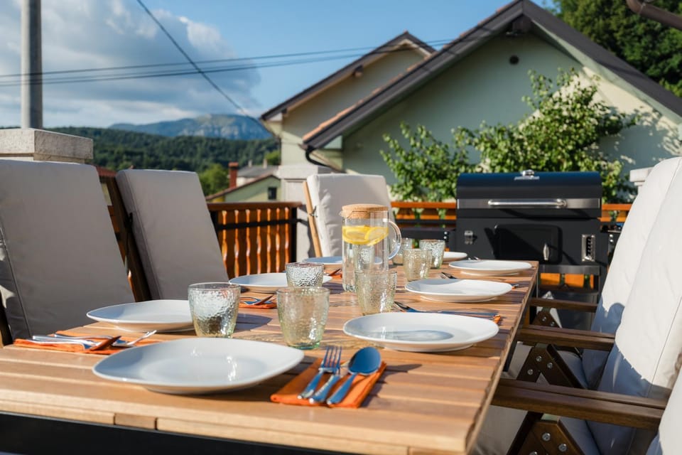 Patio, Day, Natural landscape, BBQ facilities, Food and drinks, Dining area, Food, Mountain view