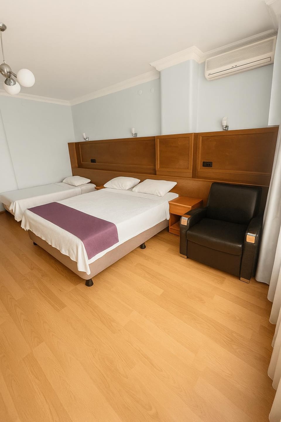 Bed, Seating area, air conditioner