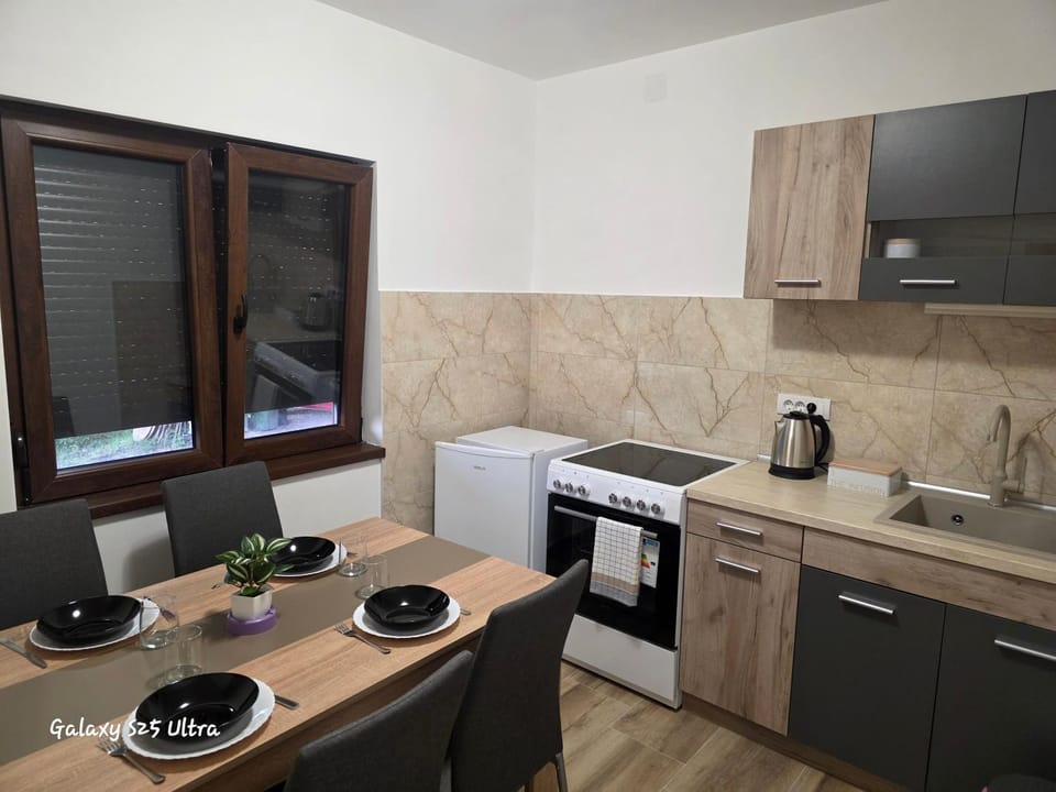 Coffee/tea facilities, Kitchen or kitchenette, Dining area, oven