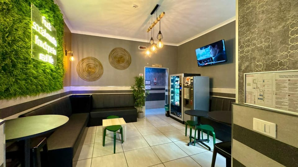 Communal lounge/ TV room, TV and multimedia, Living room, Seating area
