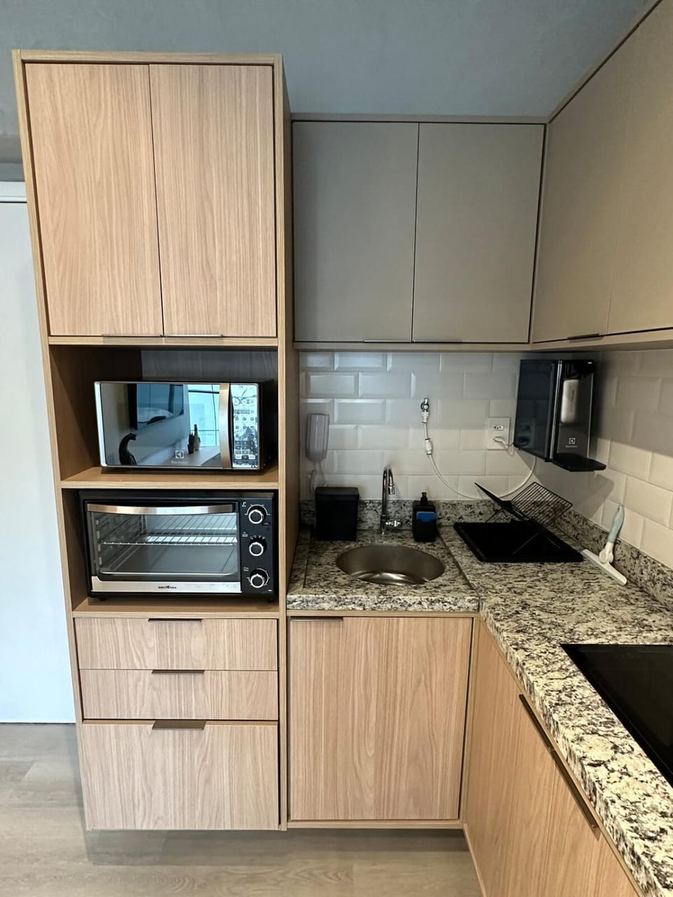 Kitchen or kitchenette, microwave, stove