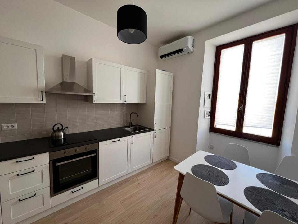 Kitchen or kitchenette, Dining area, stove