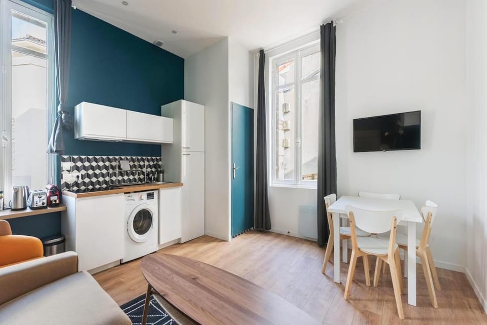 Bel appartement à Nansouty Apartment in Bordeaux