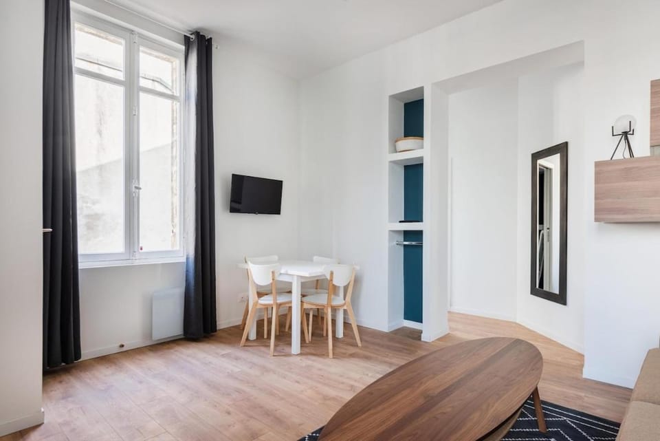 Bel appartement à Nansouty Apartment in Bordeaux