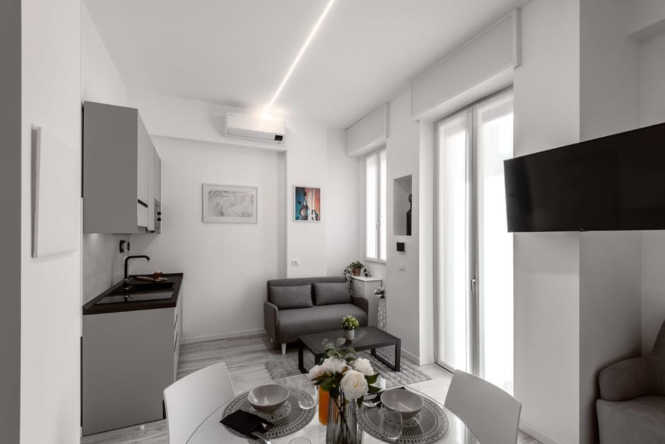 TV and multimedia, Kitchen or kitchenette, Living room, Seating area, Dining area
