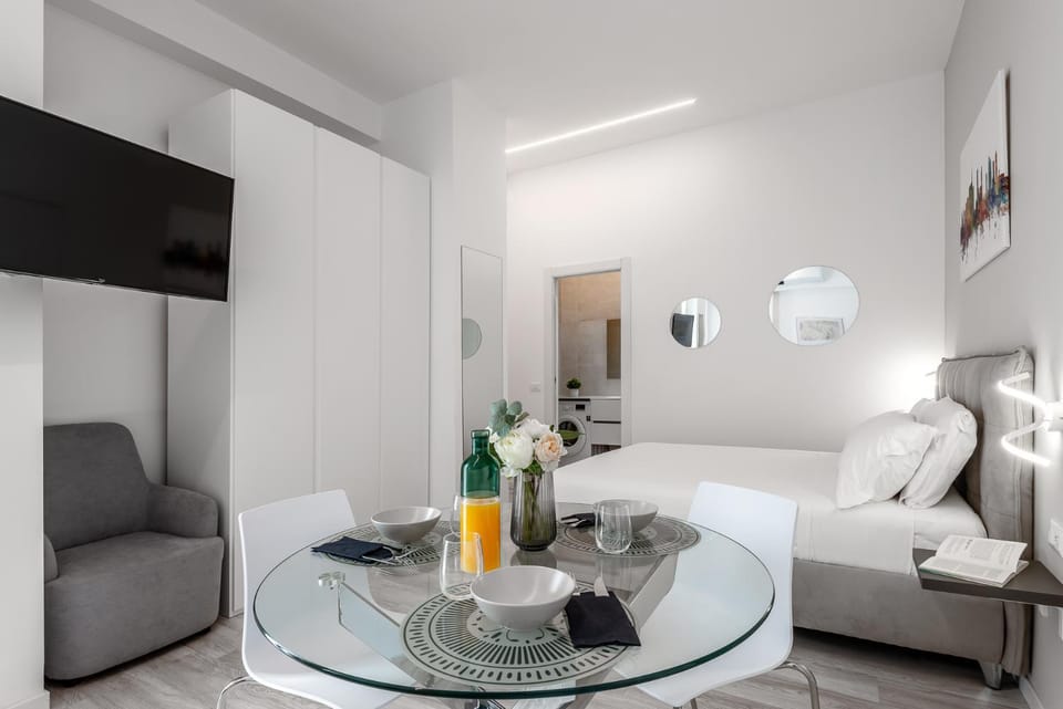 Bed, TV and multimedia, Dining area, Bedroom