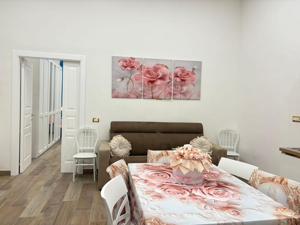 Bed, Living room, Photo of the whole room, Seating area, Dining area