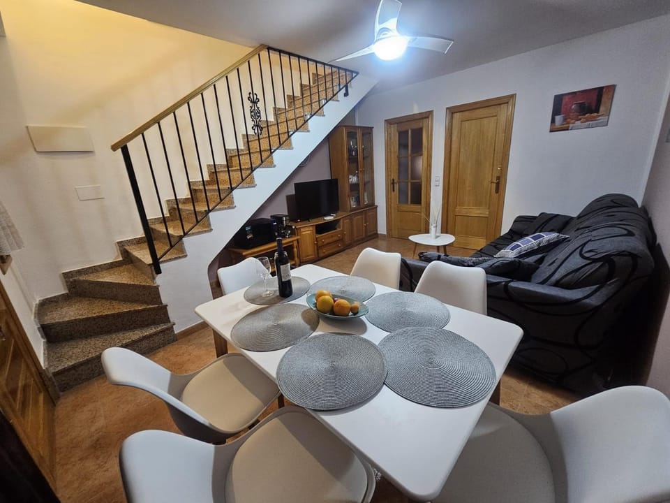TV and multimedia, Coffee/tea facilities, Living room, Seating area, Dining area, microwave