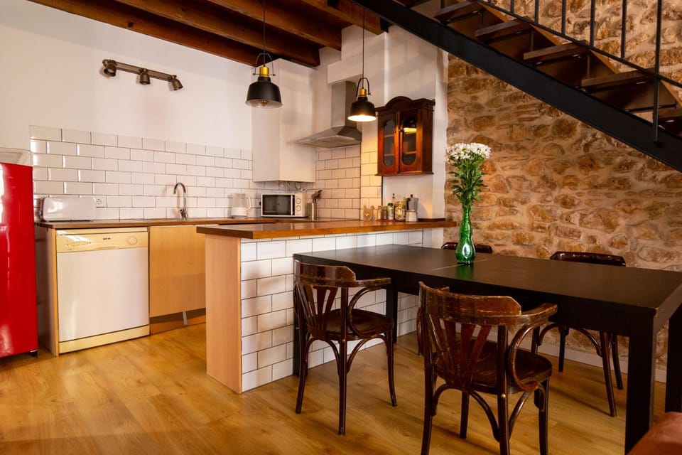 Kitchen or kitchenette, Dining area, minibar