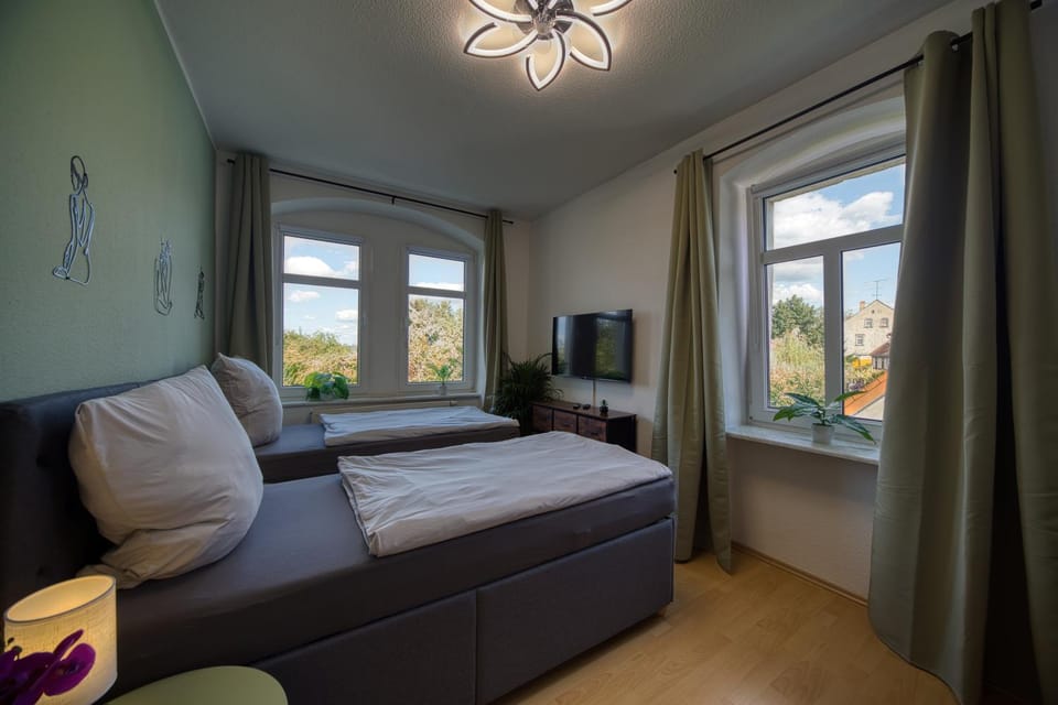 Bed, TV and multimedia, Photo of the whole room, Bedroom