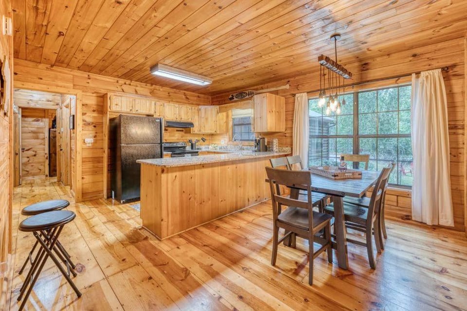 Cozy Cabin Retreat with Hot Tub Game Room Cabin in Georgia