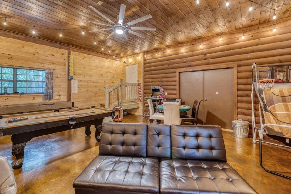 Cozy Cabin Retreat with Hot Tub Game Room Cabin in Georgia
