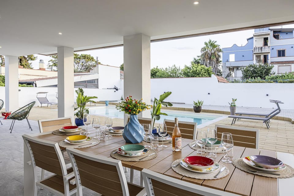 Patio, Day, Dining area, Food
